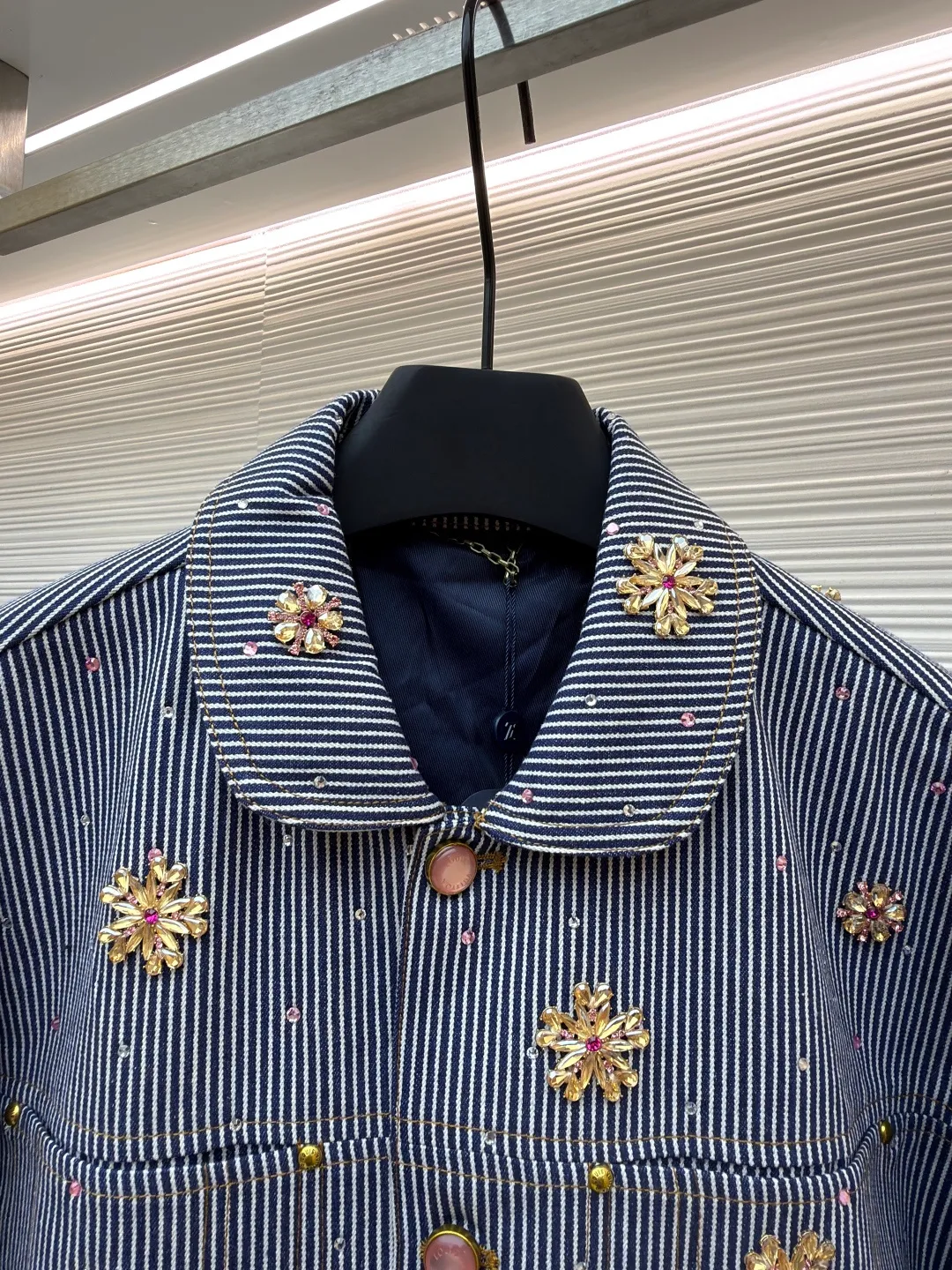 LOUISVUITTON Nigo hickory color cherry blossom rhinestone new denim jacket ●Original version: 69500 ​​purchase and development ●Item number: 1680734-E10 ●Fabric: denim fabric ●Technology: rhinestone production ●Version: fitted version ●Weight: about 1220 grams ●Size: 46-48-50-52 ●Description: New joint brand, high-order quality, the highest version on the market! Heavy-duty hand-sewn cherry blossom diamonds, precise positioning, extremely time-consuming, comparable to the original, a fashion item worthy of your collection, the overall wiring is straight and delicate, the fabric is comfortable and soft, the color is consistent and no color difference. It can be matched with the same style to create a fashionable look, to control various occasions, customized accessories, complete three standards, the same style for men and women!